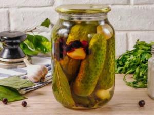 Огурцы маринованые в соке чёрной смородины  Огурцы маринованые в соке чёрной смородины